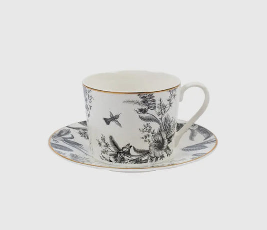 Tasse à thé avec assiette