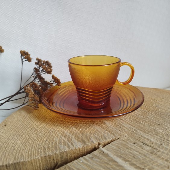 Tasses avec coupelles en verre