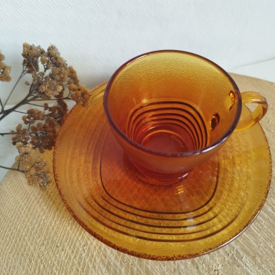 Tasses avec coupelles en verre