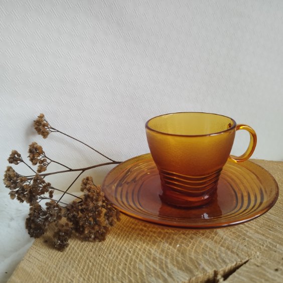 Tasses avec coupelles en verre