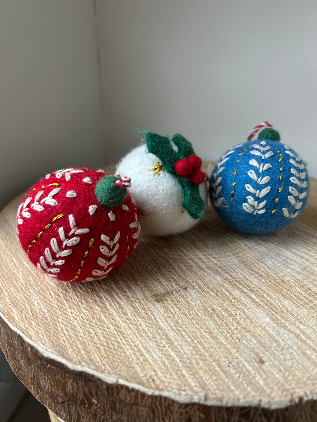 Boules de Noël brodées en feutre de laine