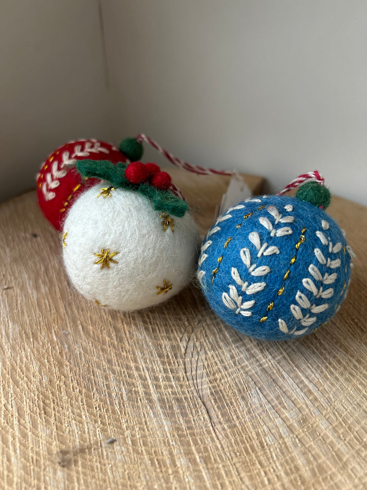 Boules de Noël brodées en feutre de laine