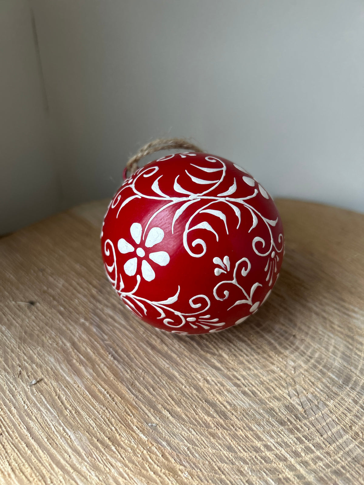 Grande boule rouge peinte à la main
