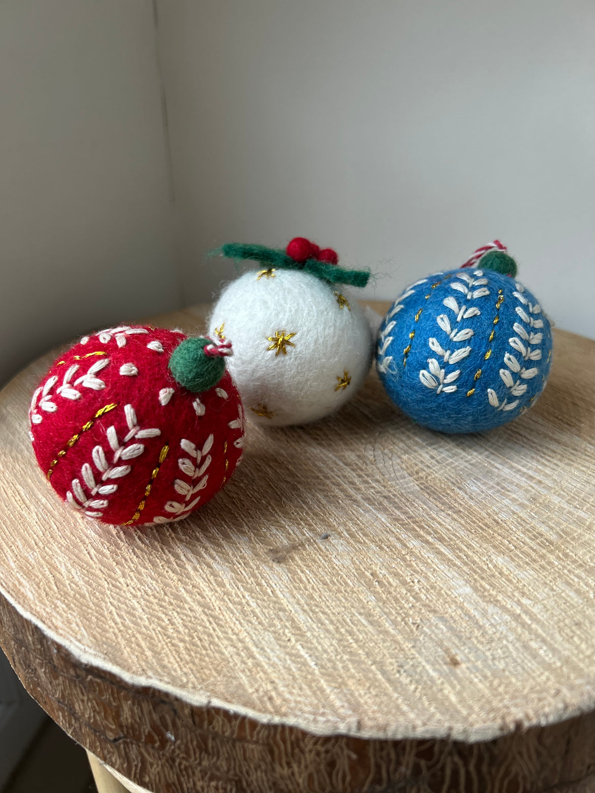 Boules de Noël brodées en feutre de laine