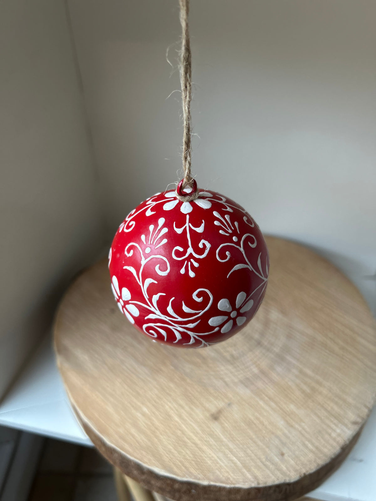 Grande boule rouge peinte à la main