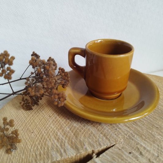 Tasses avec coupelles